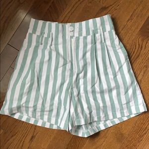 Green and white linen lux shorts